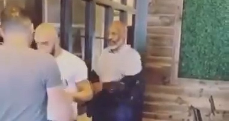 Mike Tyson skinuo jaknu i pokazao što zna: "Ne vraćam se u ring, ali mogao bih"